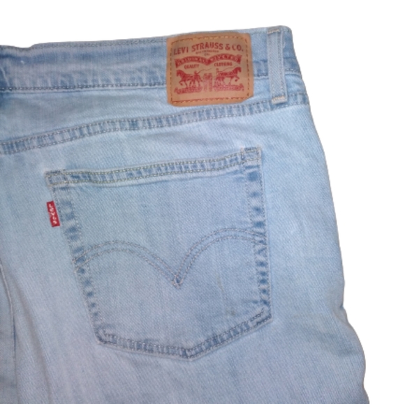Levis Boyfriend Jeans In Lightwash Blue With Diatressing/Small Rips Size 32/14 - Picture 8 of 13